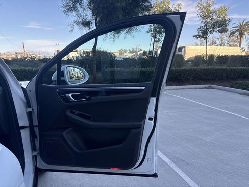 Used 2018 Porsche Macan Sport Edition image 17