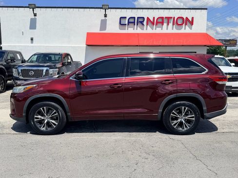 Used 2018 Toyota Highlander LE FWD image 3