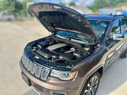 Used 2018 Jeep Grand Cherokee Overland AWD/4WD image 16