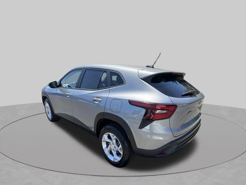 Used 2024 Chevrolet Trax LS w/ LS Convenience Package FWD image 5
