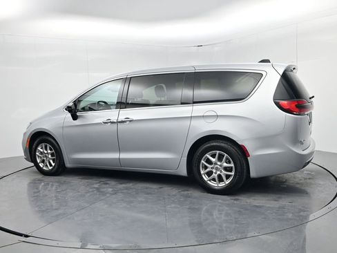 Used 2024 Chrysler Pacifica Touring-L FWD image 5