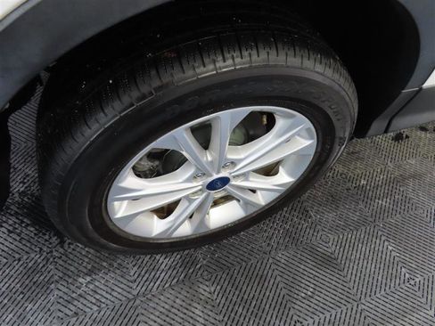 Used 2017 Ford Escape SE w/ Equipment Group 201A FWD image 9