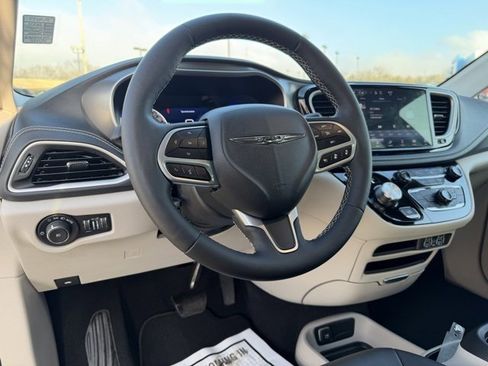 Used 2024 Chrysler Pacifica Touring-L image 19