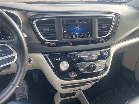 Used 2020 Chrysler Pacifica Touring-L image 14