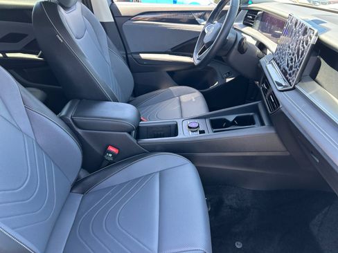 Used 2026 Volkswagen Tiguan SE FWD image 18
