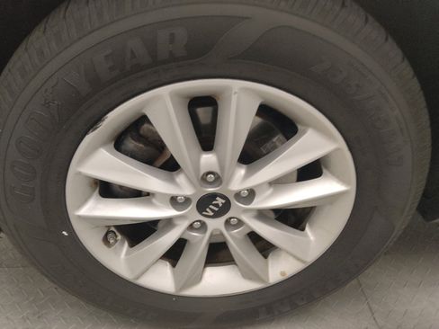 Used 2019 Kia Sorento FWD V6 image 31