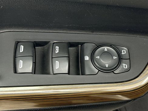 Used 2022 GMC Acadia SLE w/ Driver Convenience Package image 17