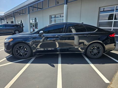 Used 2019 Ford Fusion SE w/ Equipment Group 151A FWD image 2