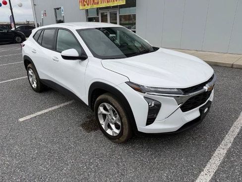 Used 2025 Chevrolet Trax LS w/ LS Convenience Package FWD image 2