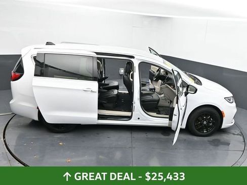 Used 2024 Chrysler Pacifica Touring-L FWD image 70