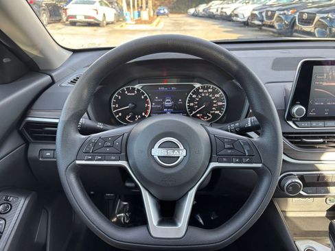 Used 2025 Nissan Altima 2.5 SV image 34