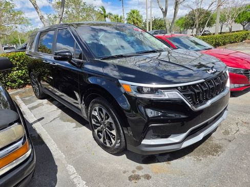 Used 2024 Kia Carnival EX image 2