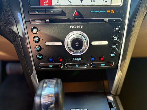 Used 2017 Ford Explorer Limited image 19
