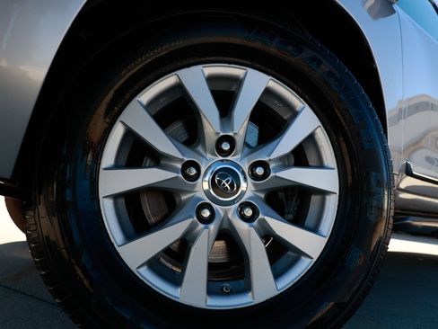 Used 2017 Toyota Land Cruiser image 45