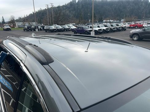 Used 2022 Chrysler Pacifica Touring-L image 12