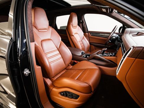 Certified 2023 Porsche Cayenne GTS AWD/4WD image 29