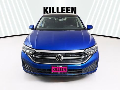 Used 2023 Volkswagen Jetta SE image 2