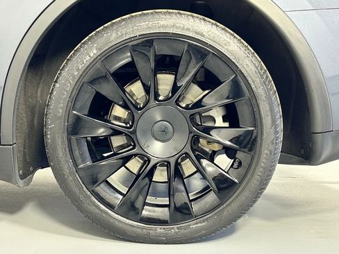 Used 2023 Tesla Model Y Long Range image 32