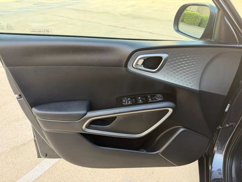 Used 2023 Kia Soul LX w/ Option Group 015 FWD image 10