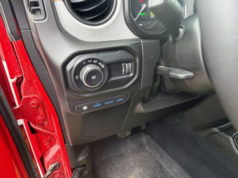 Used 2025 Jeep Wrangler Willys image 25