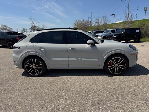 Used 2024 Porsche Cayenne S AWD/4WD image 4