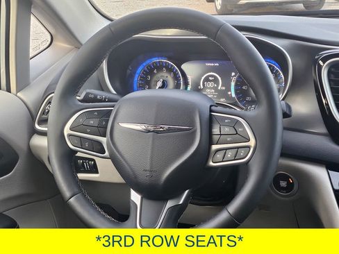 Used 2024 Chrysler Pacifica Touring-L image 16
