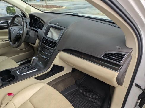 Used 2013 Lincoln MKT AWD image 18