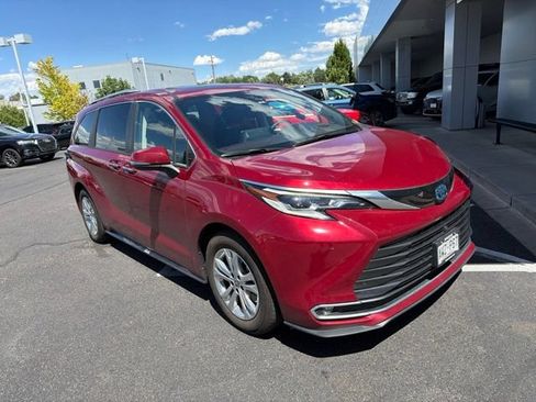 Used 2022 Toyota Sienna Platinum AWD/4WD image 2