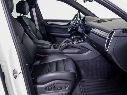 Certified 2023 Porsche Cayenne Platinum Edition image 8