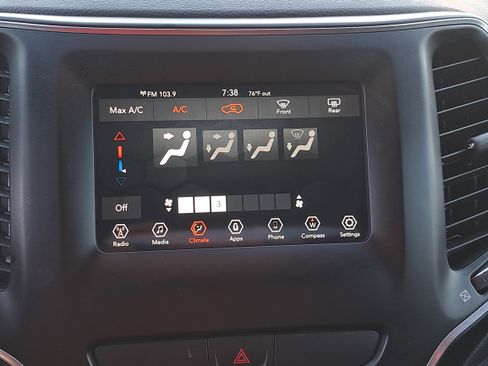 Used 2019 Jeep Cherokee Latitude w/ Popular Appearance Group AWD/4WD image 21