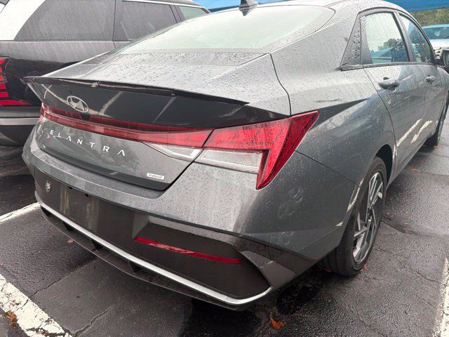 Used 2025 Hyundai Elantra SEL FWD image 9