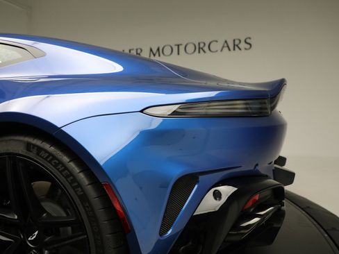 Used 2025 Aston Martin V8 Vantage Coupe image 32