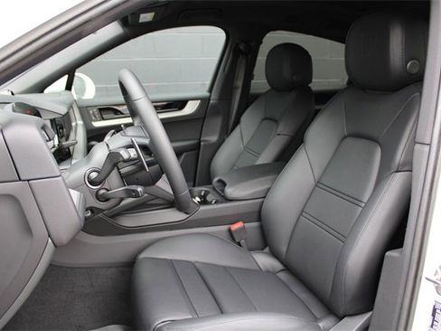 Used 2025 Porsche Cayenne Coupe image 5