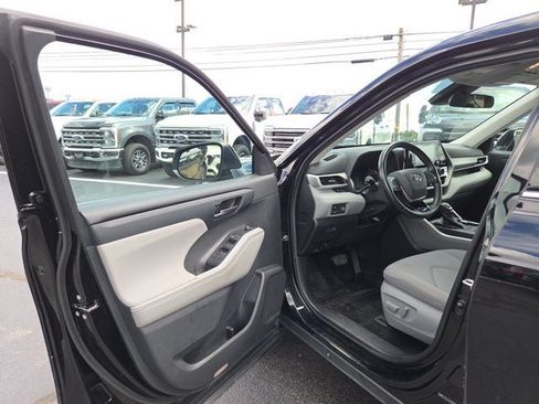 Used 2021 Toyota Highlander LE AWD/4WD image 7