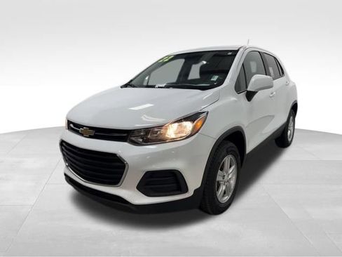 Used 2022 Chevrolet Trax LS w/ Tint and Cruise Package AWD/4WD image 2