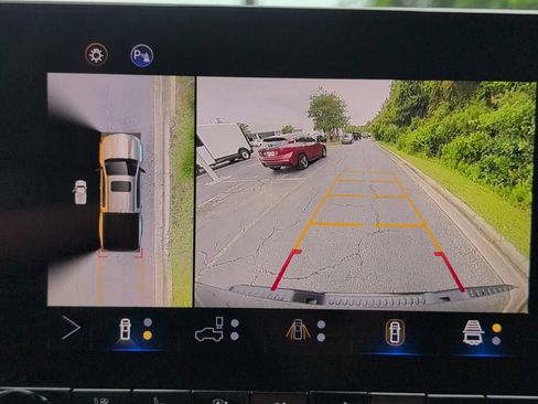 Used 2025 Chevrolet Colorado ZR2 w/ Technology Package AWD/4WD image 21