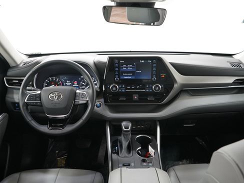 Used 2021 Toyota Highlander XLE FWD image 14