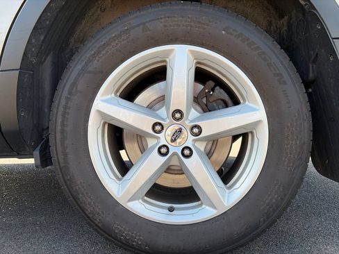 Used 2017 Ford Explorer XLT w/ Equipment Group 202A AWD/4WD image 21