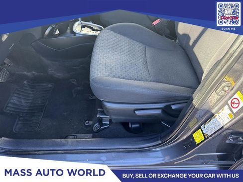 Used 2016 Toyota Yaris L image 6