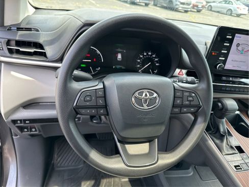 Used 2024 Toyota Sienna LE w/ LE Plus Package AWD/4WD image 19