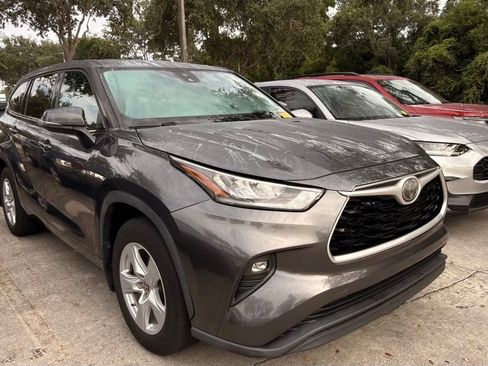 Used 2020 Toyota Highlander LE AWD/4WD image 4