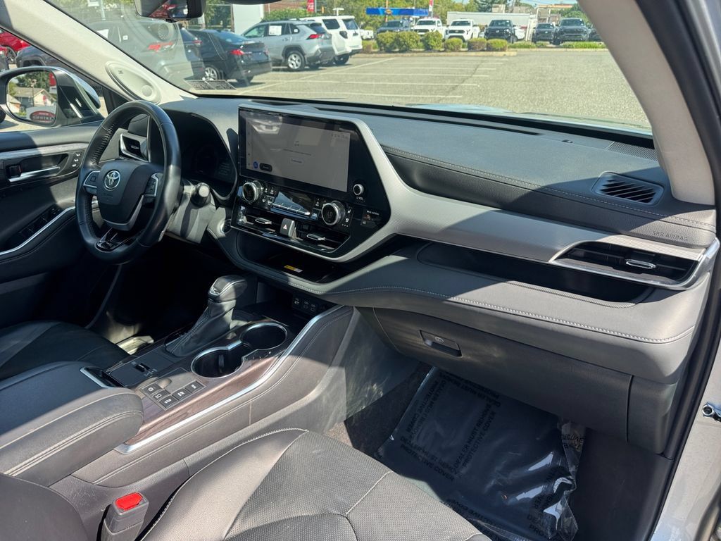 Used 2024 Toyota Highlander Platinum AWD/4WD image 16