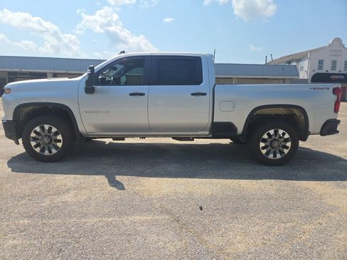 Used 2022 Chevrolet Silverado 2500 Custom w/ Custom Value Package AWD/4WD image 5