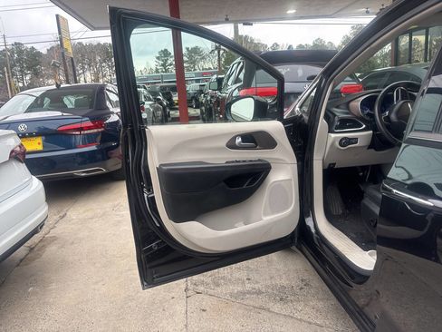 Used 2018 Chrysler Pacifica Touring-L image 7