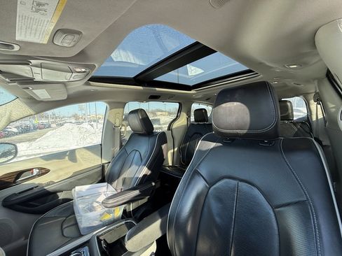 Used 2023 Chrysler Pacifica Limited image 13