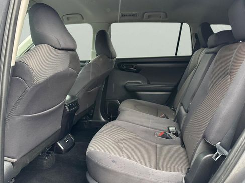 Used 2020 Toyota Highlander LE image 5