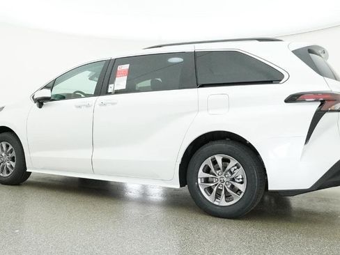 New 2026 Toyota Sienna XLE image 11