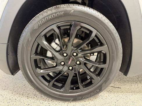 Used 2024 GMC Terrain SLE w/ Driver Convenience Package FWD image 10