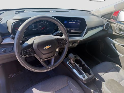 Used 2024 Chevrolet Trax LS w/ LS Convenience Package FWD image 9