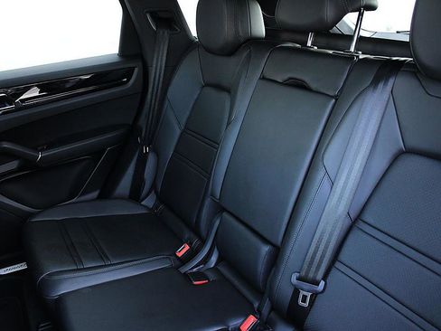 Used 2019 Porsche Cayenne image 22